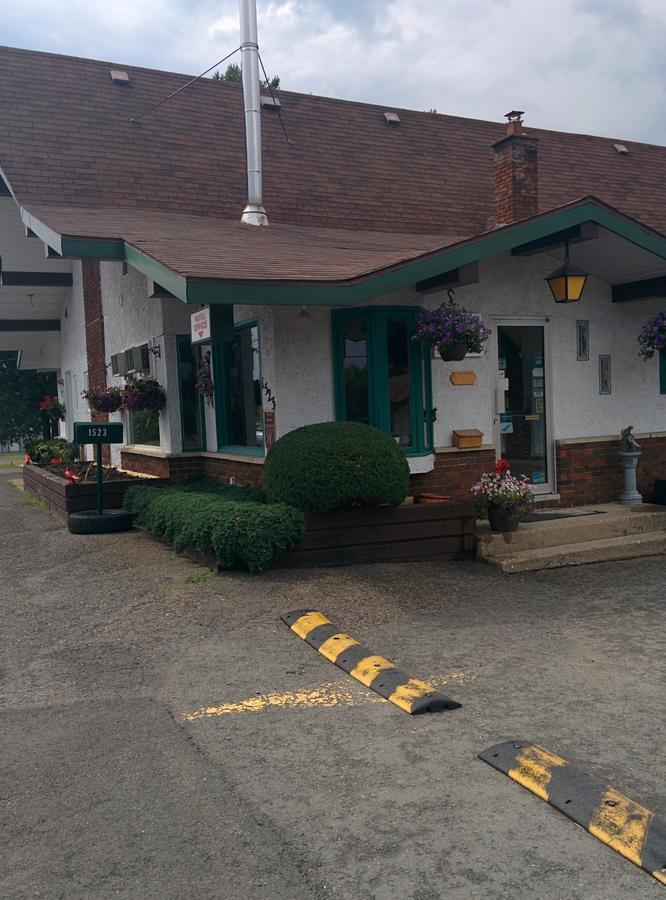 Motel Les Pins Granby Ngoại thất bức ảnh
